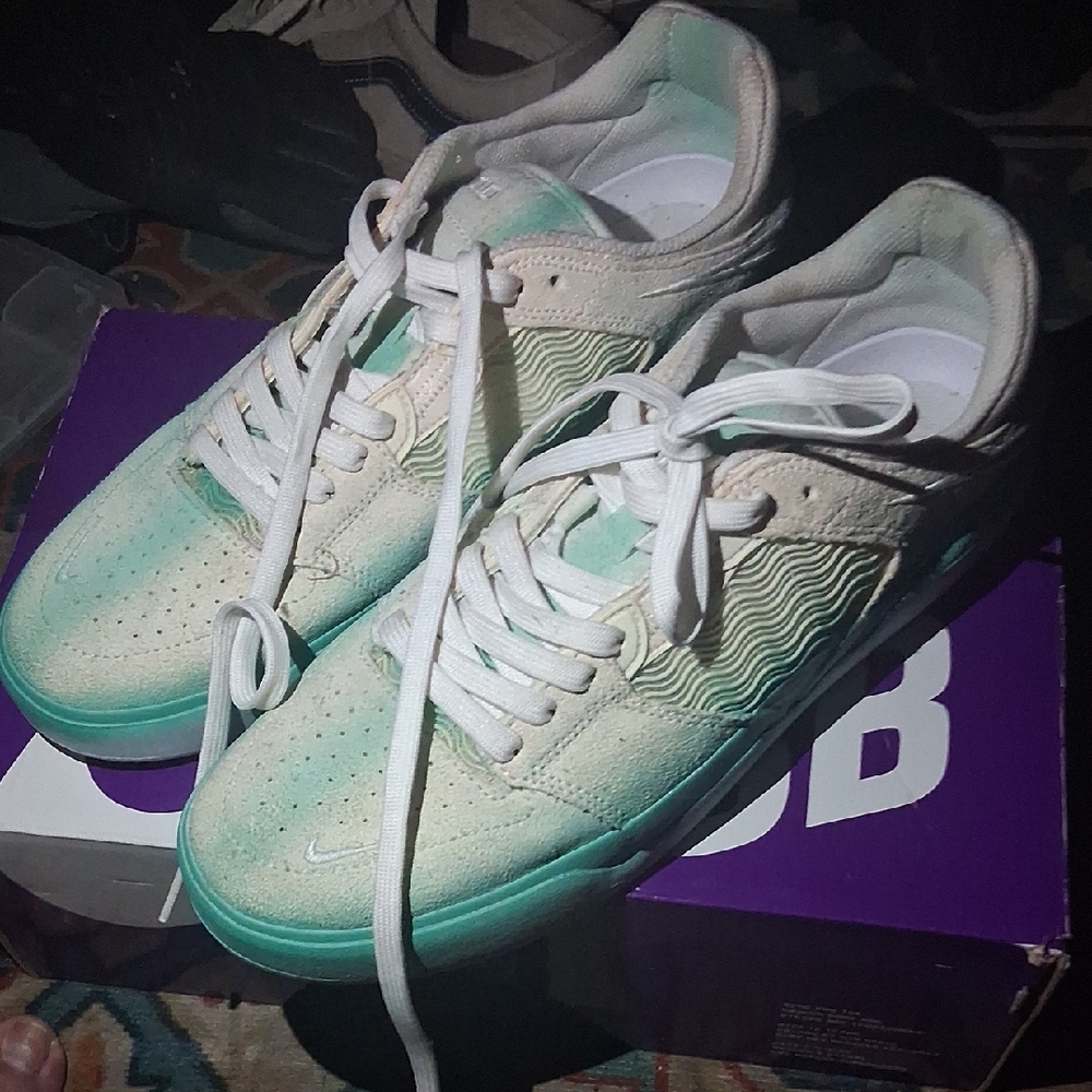 Nike Low-Top Sneakers in Mint and White